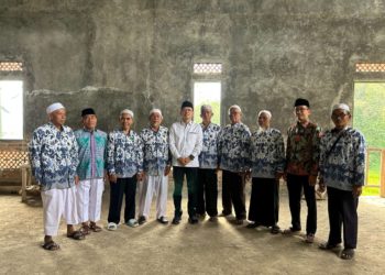 Kiai Maman Imanulhaq Salurkan Sumbangan Pembangunan Gedung IPHI Sindangwangi Majalengka