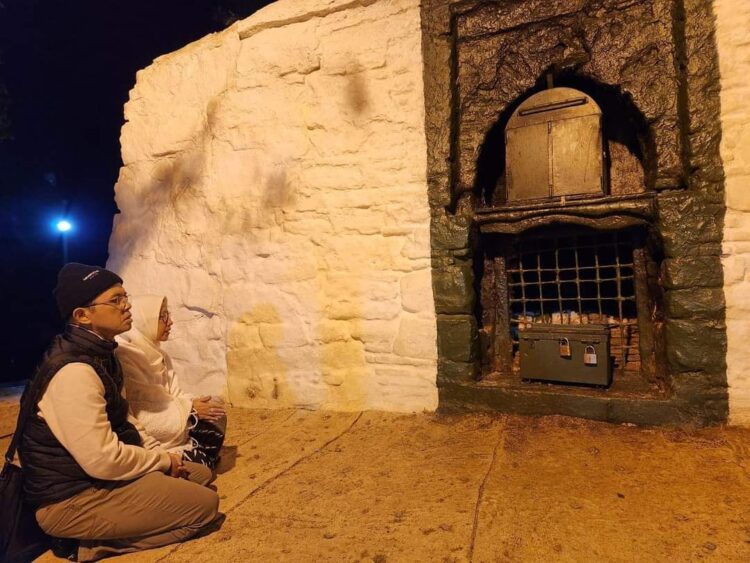 Ziarah ke Makam Guru Pendiri Tarekat Syadziliyah