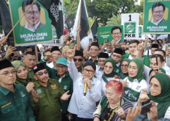 Naik Vespa ke KPU, Gus Muhaimin Pimpin Rombongan PKB Daftarkan Bacaleg