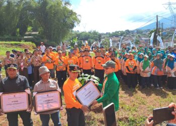 Kiai Maman Imanulhaq Ajak Warga Sumedang Jaga Alam