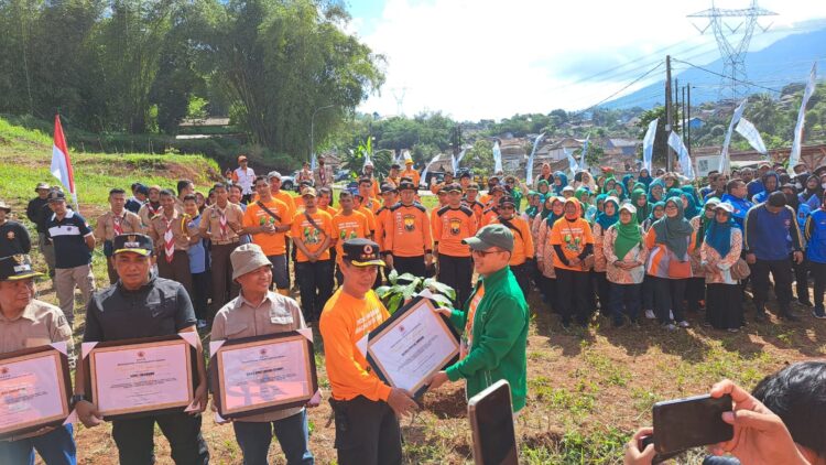 Kiai Maman Imanulhaq Ajak Warga Sumedang Jaga Alam