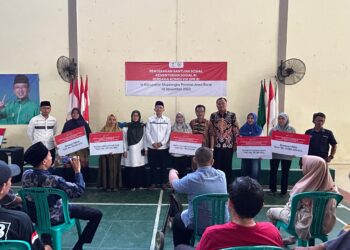 Bagikan Kursi Roda untuk Penyandang Disabilitas, Kiai Maman Beri Pesan Ini