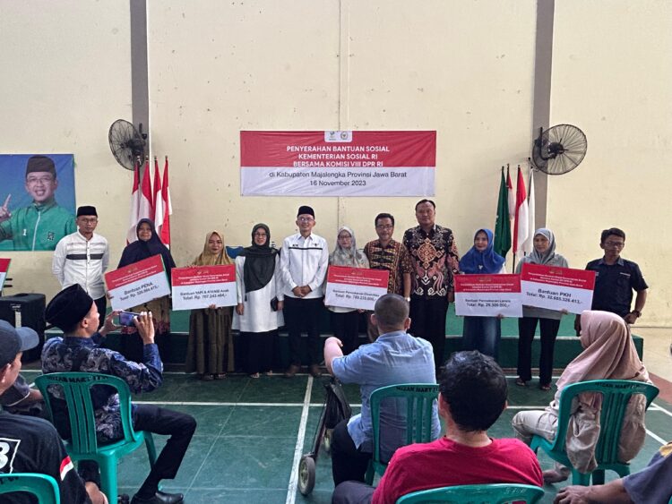 Bagikan Kursi Roda untuk Penyandang Disabilitas, Kiai Maman Beri Pesan Ini