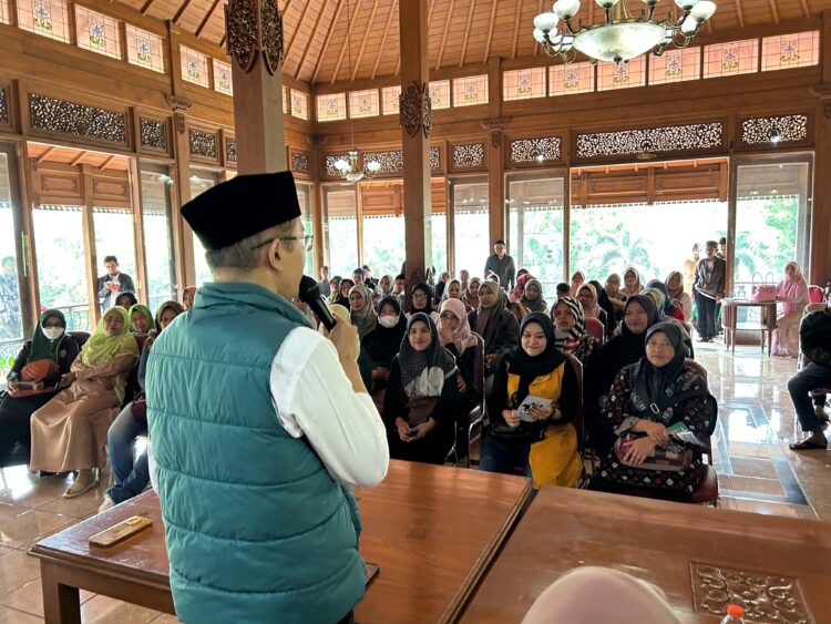 Komit Program Kesetaraan Gender, Kiai Maman Lantik Jubir Emak-Emak AMIN