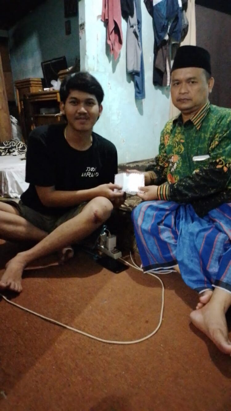 Kiai Maman Imanulhaq Beri Ganti Rugi untuk Korban Luka Ringan yang Tertimpa Baliho